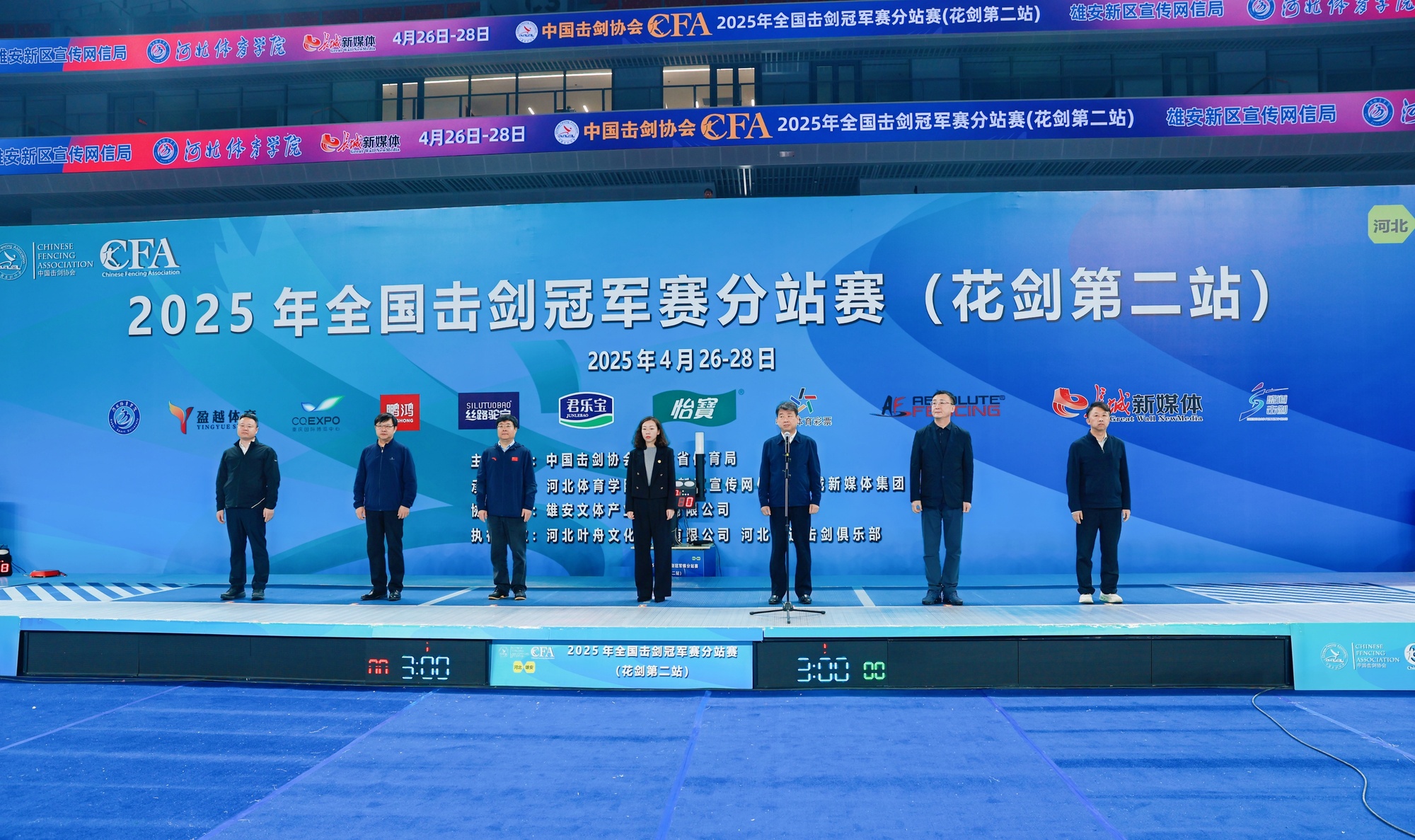 重庆击剑选手精准攻击，实现晋级