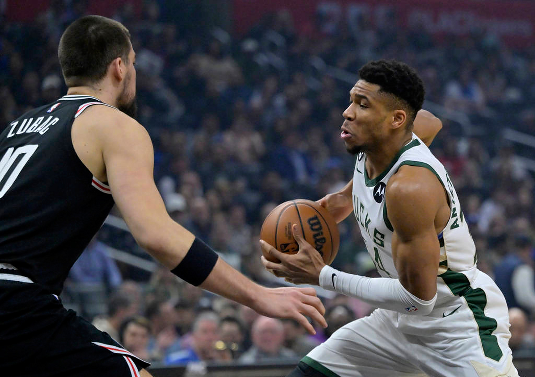 开云体育在线-雄鹿再胜快船，豪取十二连胜