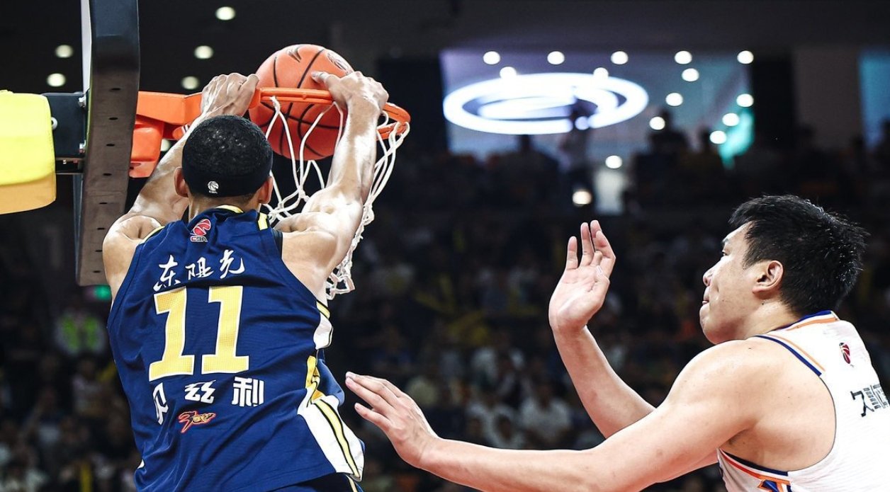 广东队险胜火箭，利拉德点燃赛场