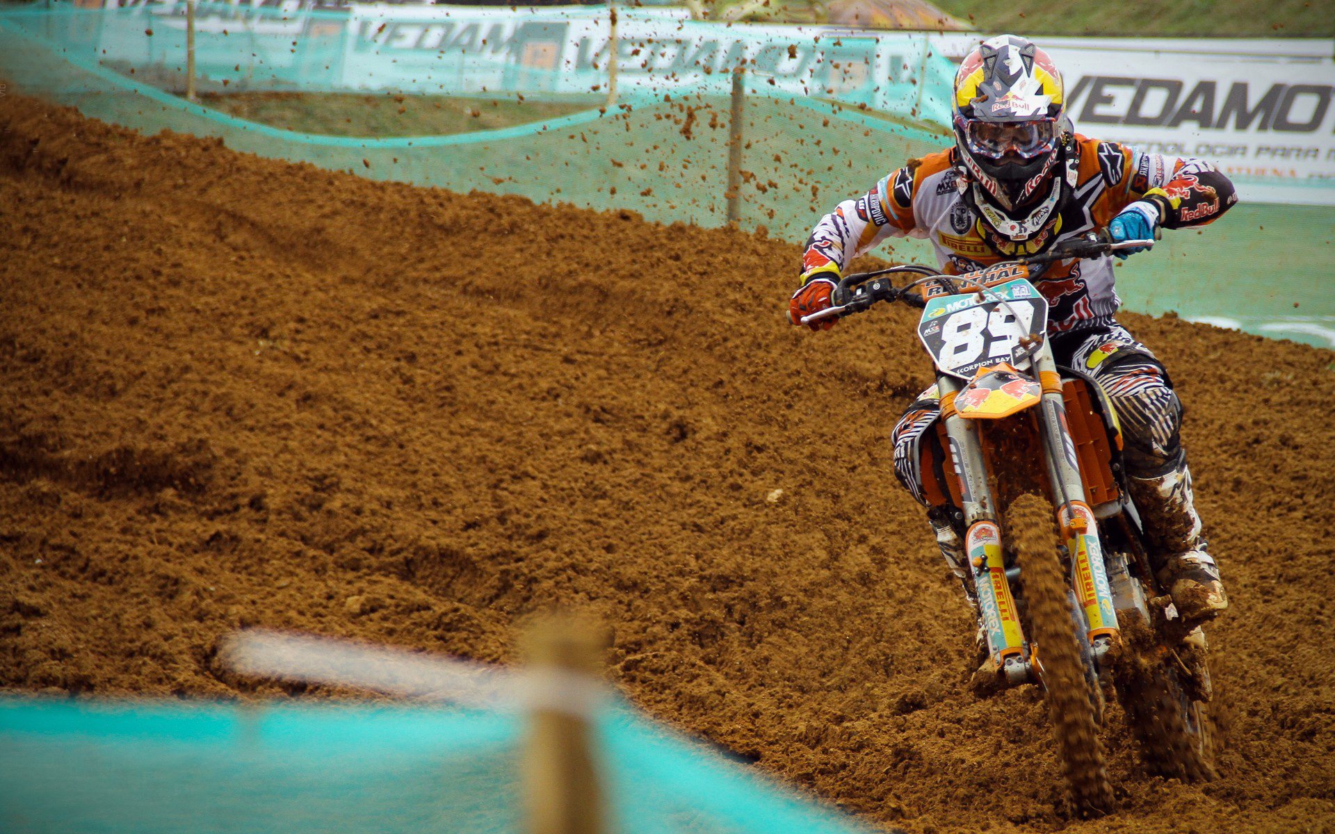 开云体育-体育周末双重奏，F1新赛季揭幕战维斯塔潘强势领跑，哥伦比亚淘汰赛曼城惊险过关